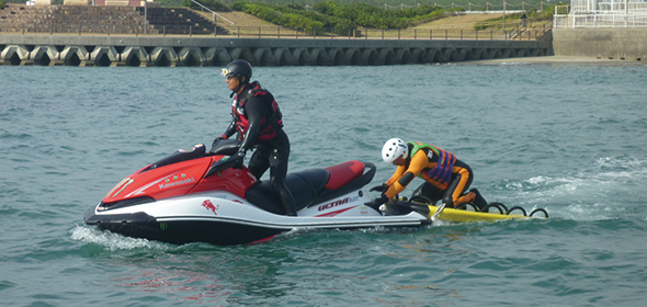 さらに、水上バイクに乗り佐渡トライアスロンの水上警備を行っています。また、災害救助訓練講習会(水難救助、瓦礫救助、ロープ救助)をコーディネイトしています。今後も皆様の健康だけではなく、生活の安全にも貢献できればと思っています。